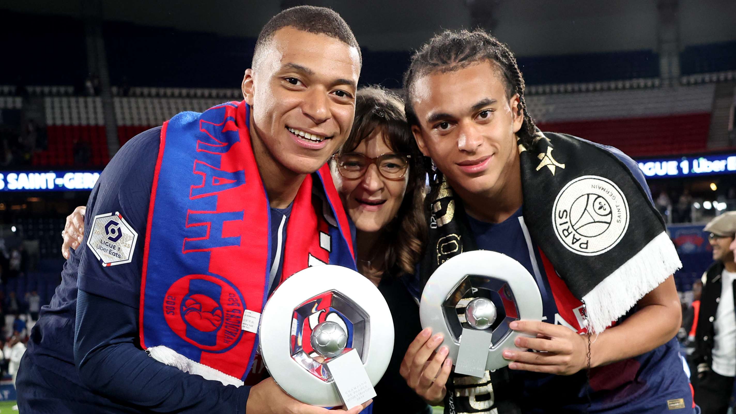 拿钱跑路屡次放伊万鸽子，如今失业又想回中国圈钱，穿国足战袍表忠心.